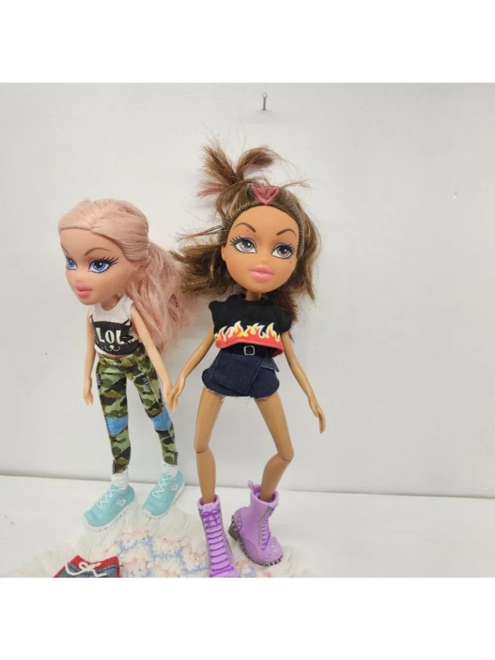 Bratz 2015 Relaunch Doll Lot SelfieSnaps Cloe Yasmin Clothes Shoes Lip Brush MGA